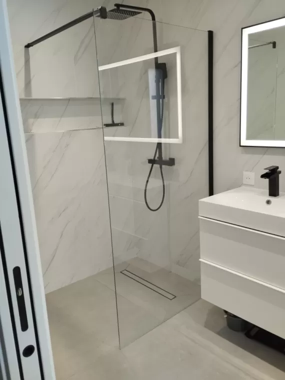 Installation de paroi de douche / pare baignoire., Chambéry, Détech’fuite Solutions