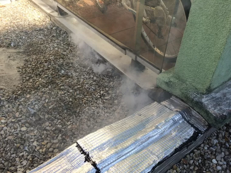 Recherche d'infiltration d'eau par fumigène en toiture avec Détech’fuite Solutions, Chambéry, Détech’fuite Solutions
